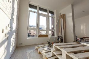 Lakásfelújítás magas infláció mellett – belevágni vagy kivárni?