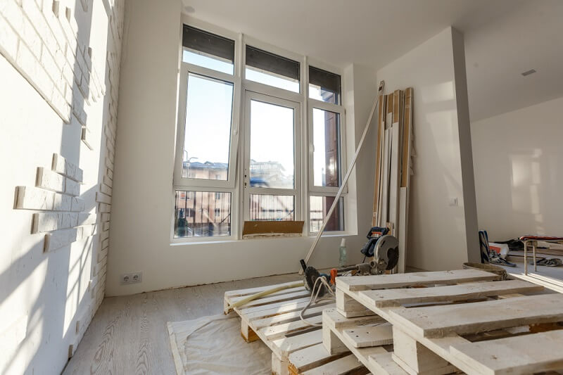 Lakásfelújítás magas infláció mellett – belevágni vagy kivárni?