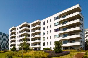 Miért célszerű önálló lakásbiztosítást is kötni a társasházi biztosítás mellé?